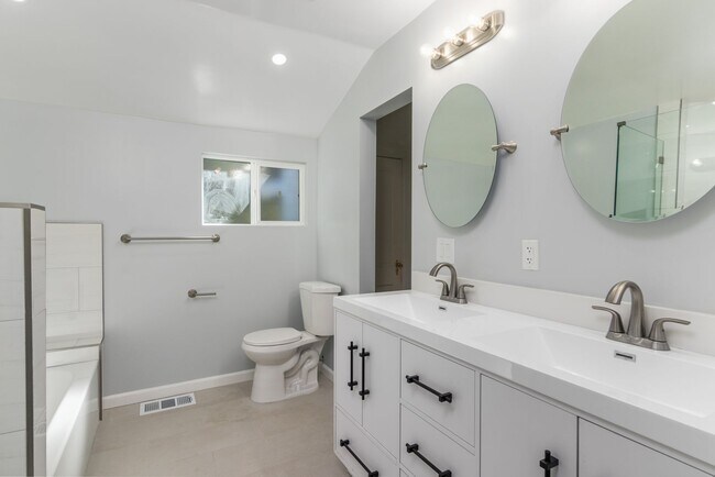 Building Photo - 4668 St Clair Ave