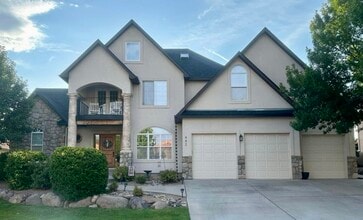 Building Photo - 442 Mediterranean Way