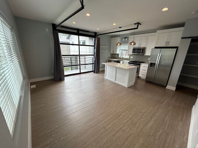 Building Photo - Modern 2 Bed, 2 Bath with Rooftop Patio!