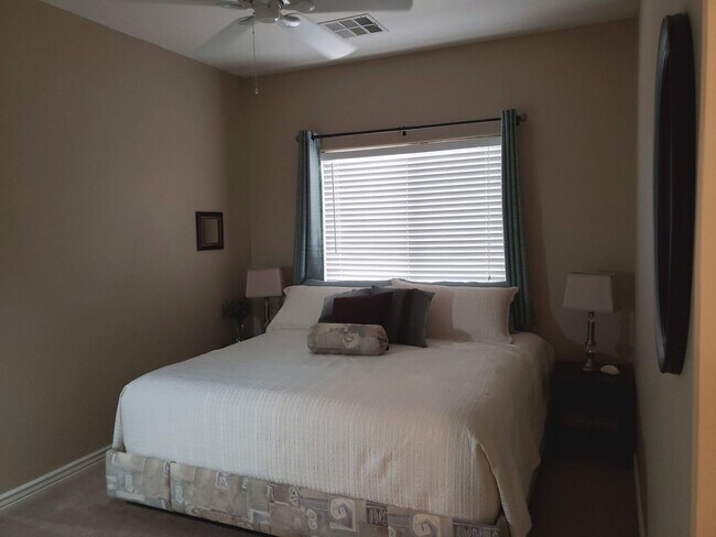 Building Photo - 208 E Caribbean Dr
