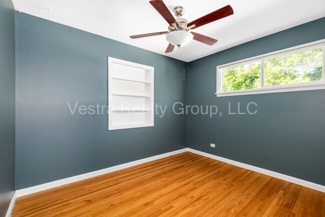 Building Photo - 2245 S King St