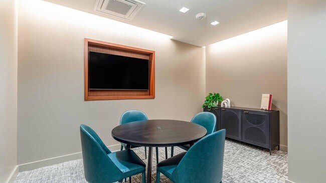 Building Photo - 350 Maple Dr SW