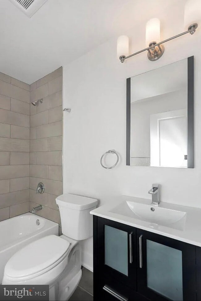 Building Photo - 1905 E Hagert St