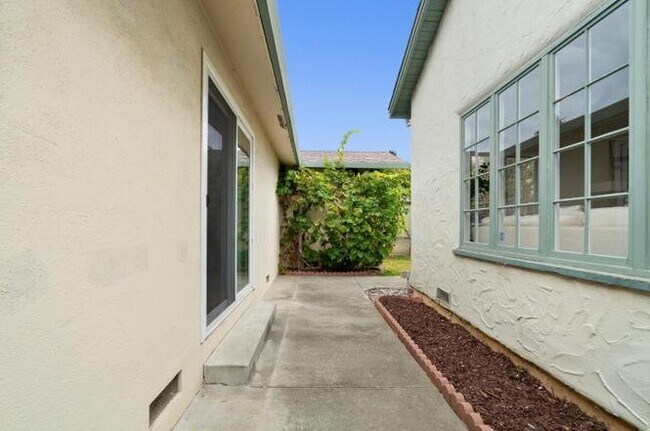 Building Photo - 4825 Crystal St