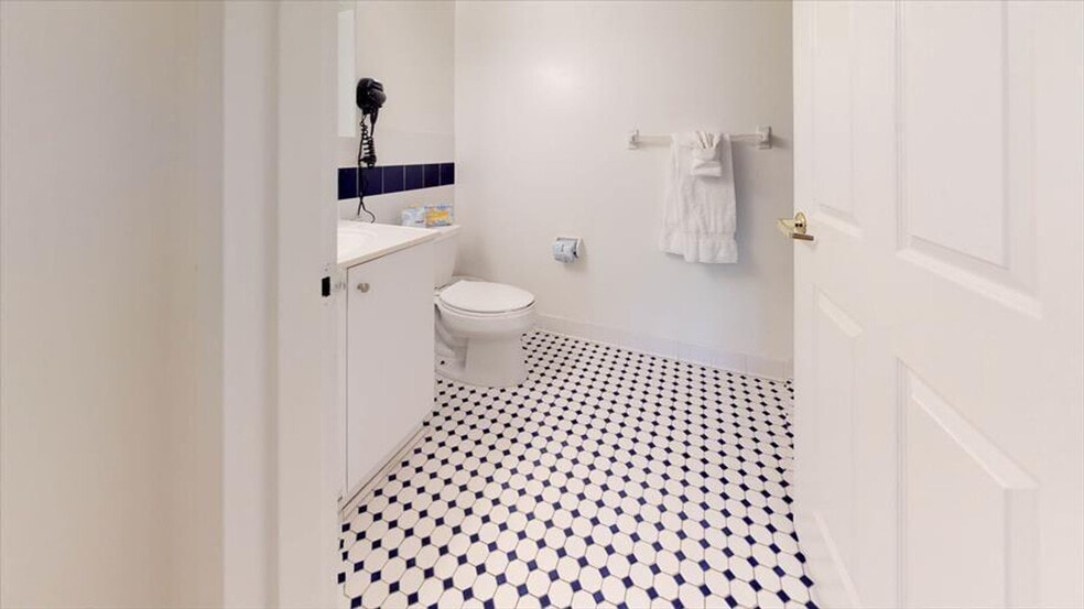 Building Photo - 330 River St