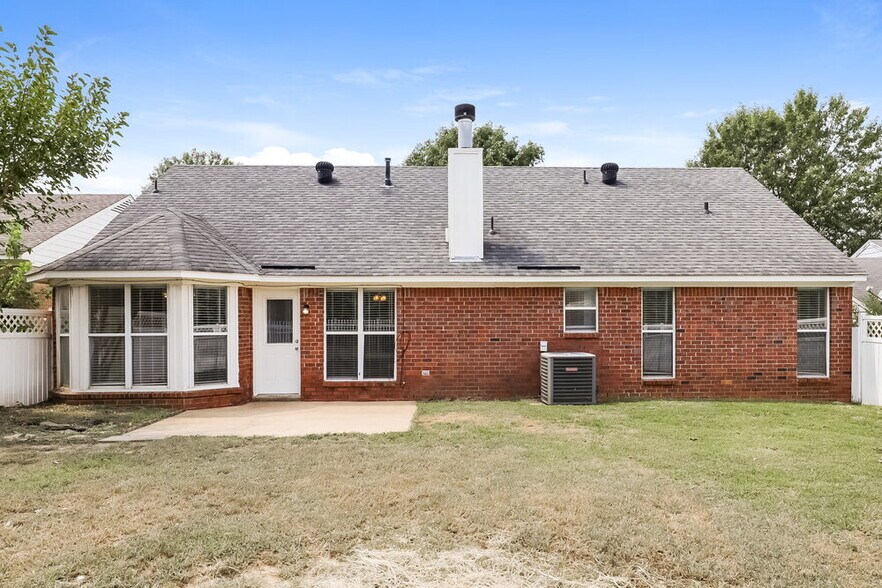 Building Photo - 7762 Parkview Cir E