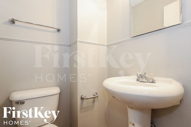 Building Photo - 5844 Sylvan Dr