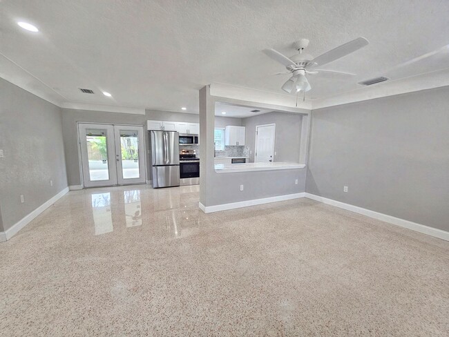Building Photo - 3 Bedroom 2 Bath in Riveria Bay of St. Pete