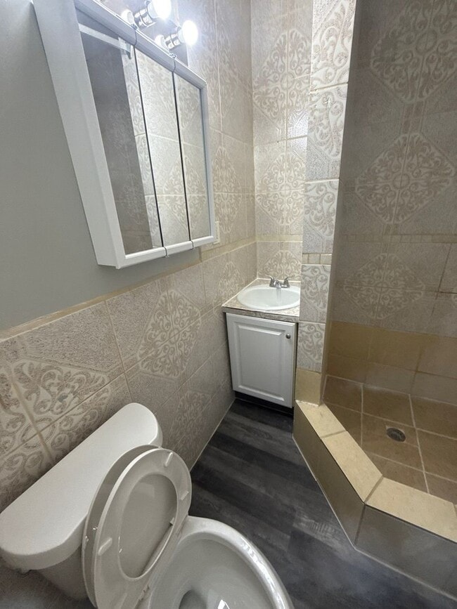 Building Photo - 4 Bedroom 2 Bath Home in Lincoln Park