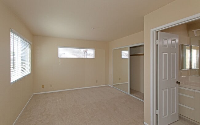Building Photo - Gorgeous Townhome in Laguna Del Mar Community!