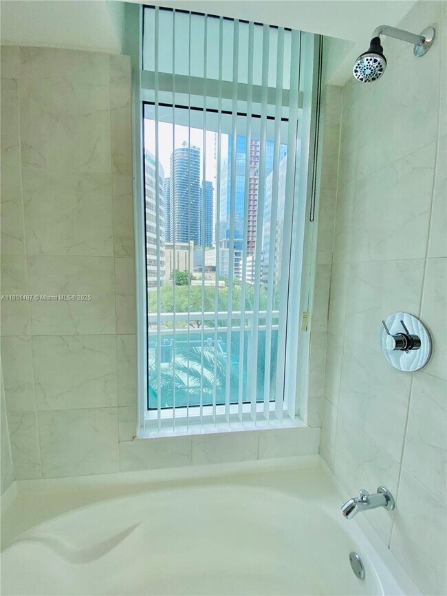 Building Photo - 950 Brickell Bay Dr