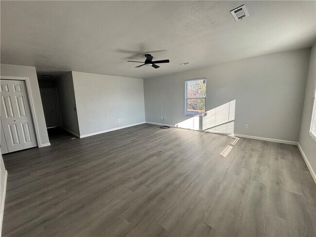 Building Photo - 2101 W Roselawn St