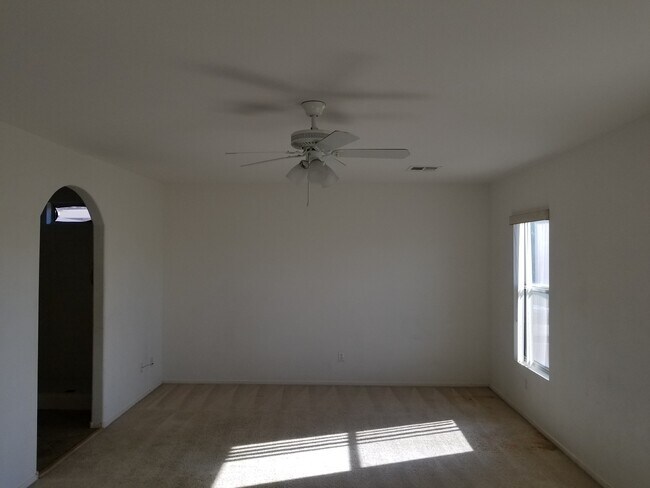 Building Photo - Lovely 2 story home Madre Mesa South Community
