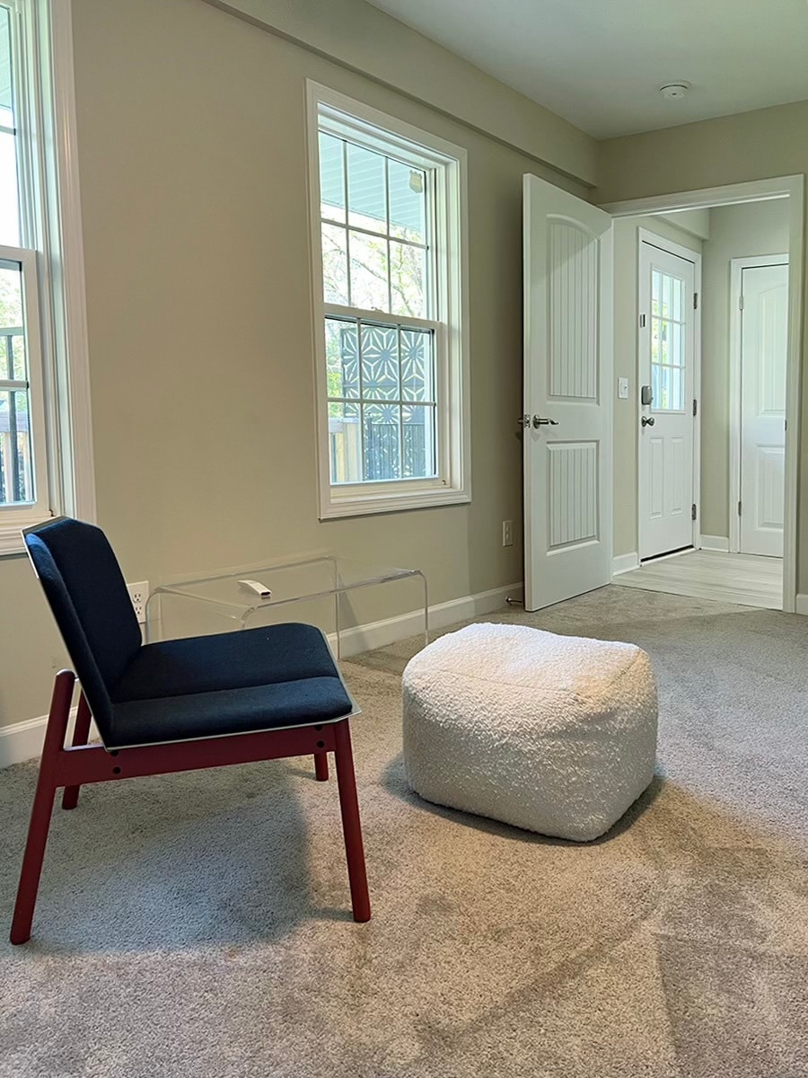 Lounge area - 1007 N Peace Haven Rd