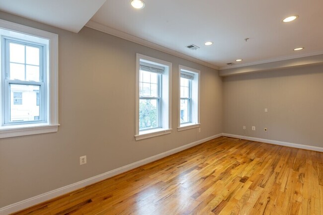 Building Photo - Charming One Bedroom w/ Den in Columbia He...