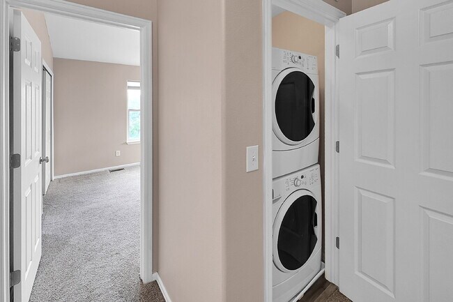 Building Photo - $1,950 , 3 bed, 2.5 bath, located in Palme...