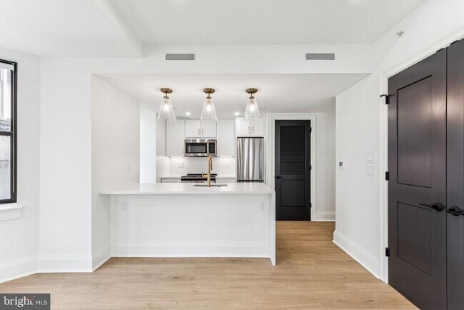 Building Photo - 135 S 19th St