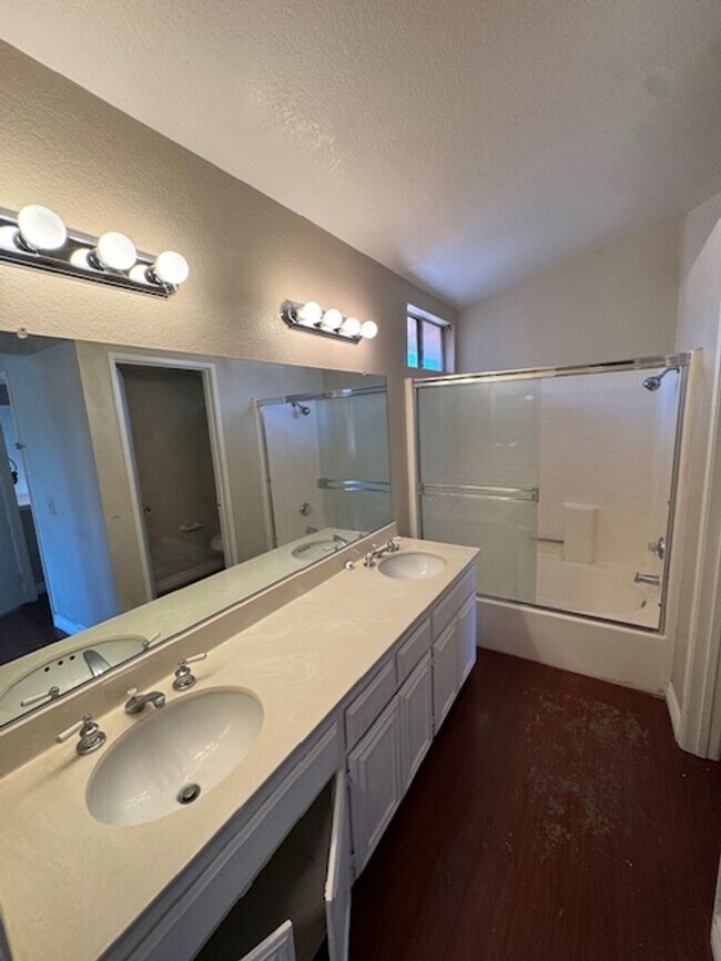 Building Photo - Home in the heart of Lake Elsinore