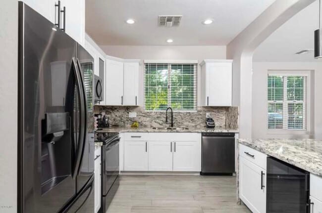 Building Photo - 2726 S Equestrian Dr