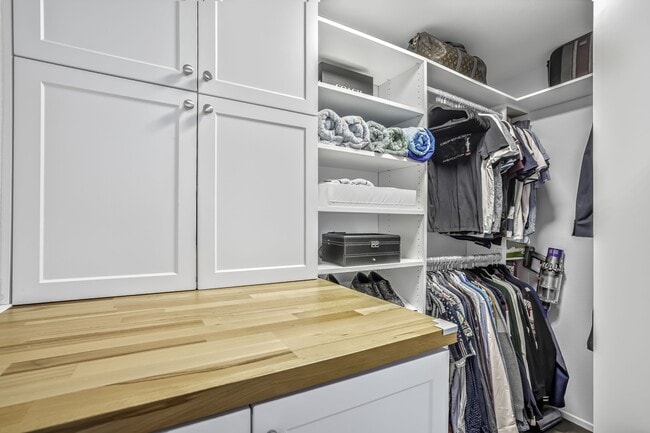 Building Photo - 7320 Hawthorn Ave