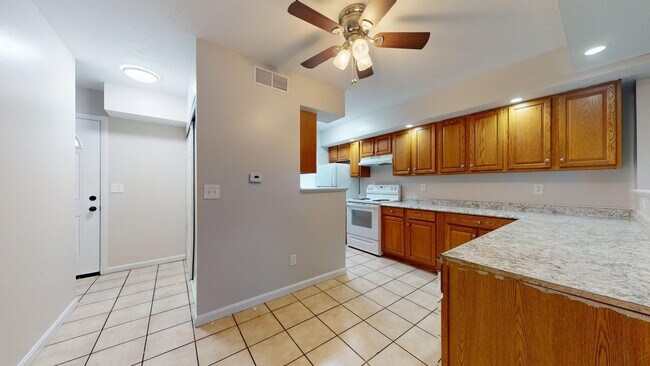 Building Photo - Elyria - updated 3 bed/1 bath townhouses for rent!