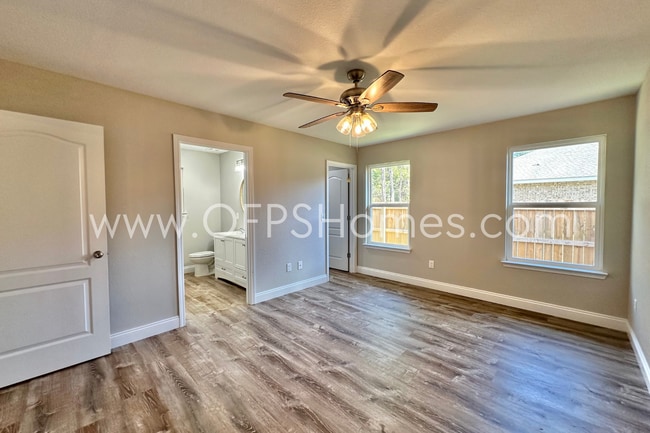 Building Photo - AVAILABLE NOW! 3/2 in Milton!