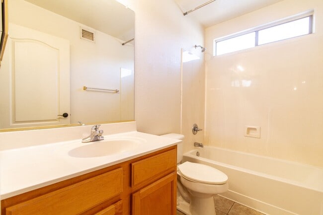 Building Photo - Discover Your Dream Home with a Fantastic Floorplan!