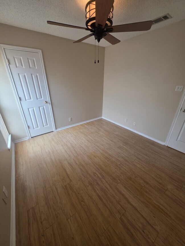 Building Photo - 4 bed 2 bath home in Northgate