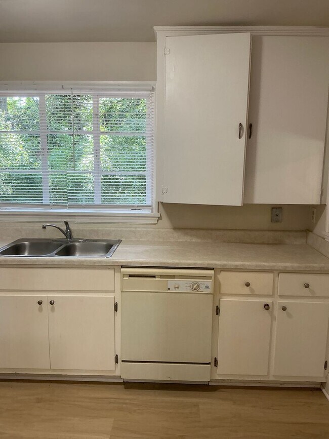 Building Photo - 1 Bedroom/ 1 Bath Cottage off Prince Avenue! Available soon!