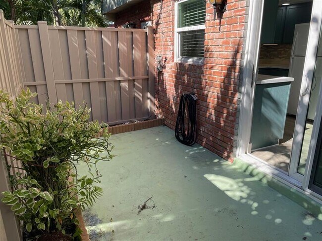 Building Photo - 156 NE 20th Ct