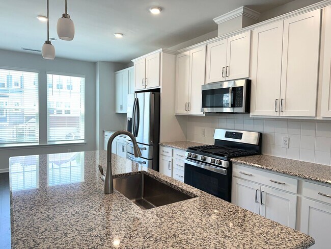 Building Photo - Gorgeous Townhome With Loads of Amenities in Ellis Crossing!