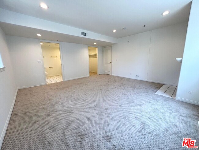 Building Photo - 11734 Montana Ave