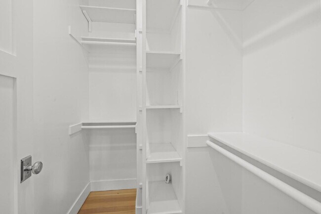 Building Photo - Stunning, Modern and Immaculate 3/BR 2.5/B...
