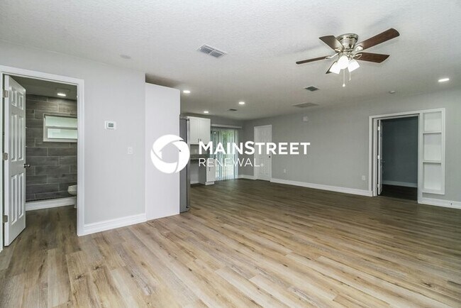 Building Photo - 3 Bedroom Pet-Friendly Home in LEESBURG, FL with Main Street Renewal