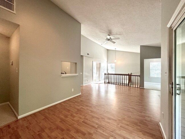 Building Photo - **MOVE IN SPECIAL!**Charming 2BR/2BA Condo...