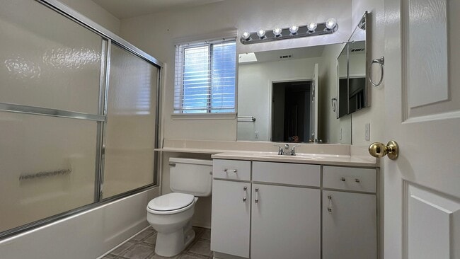 Building Photo - Townhouse in gated community near A.V. Col...