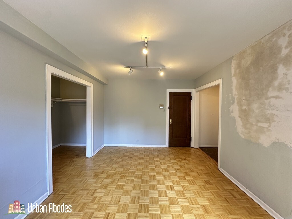 Building Photo - 727 W Belmont Ave