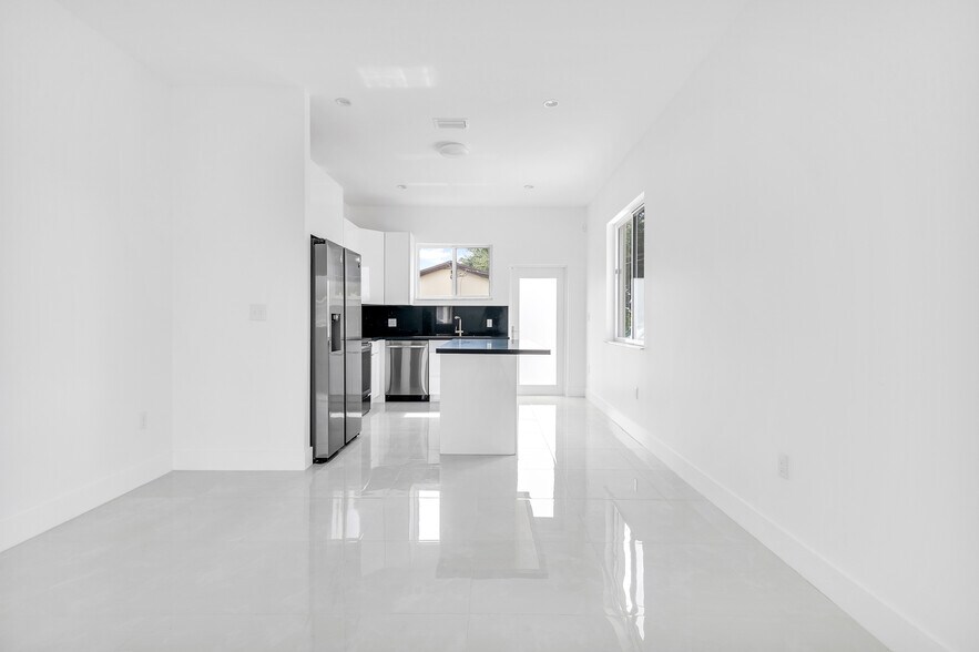 Building Photo - 785 SW 7th Ave