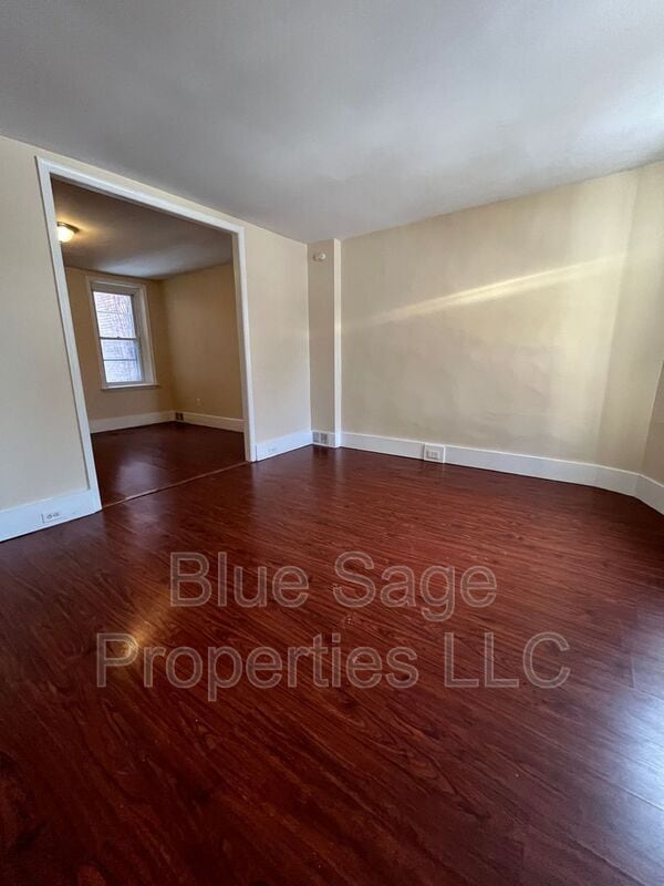 Building Photo - 919 Lawrence Ave