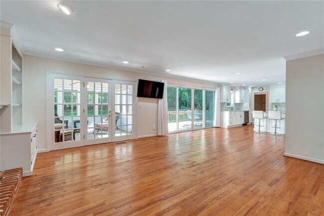 Building Photo - 295 Oakmere Rd