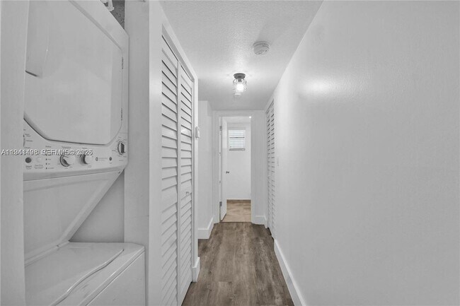 Building Photo - 9371 Fontainebleau Blvd