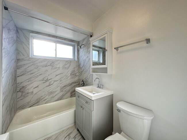 Building Photo - 6707 N California Ave