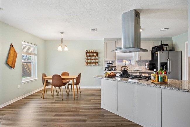 Building Photo - 8665 El Paseo St