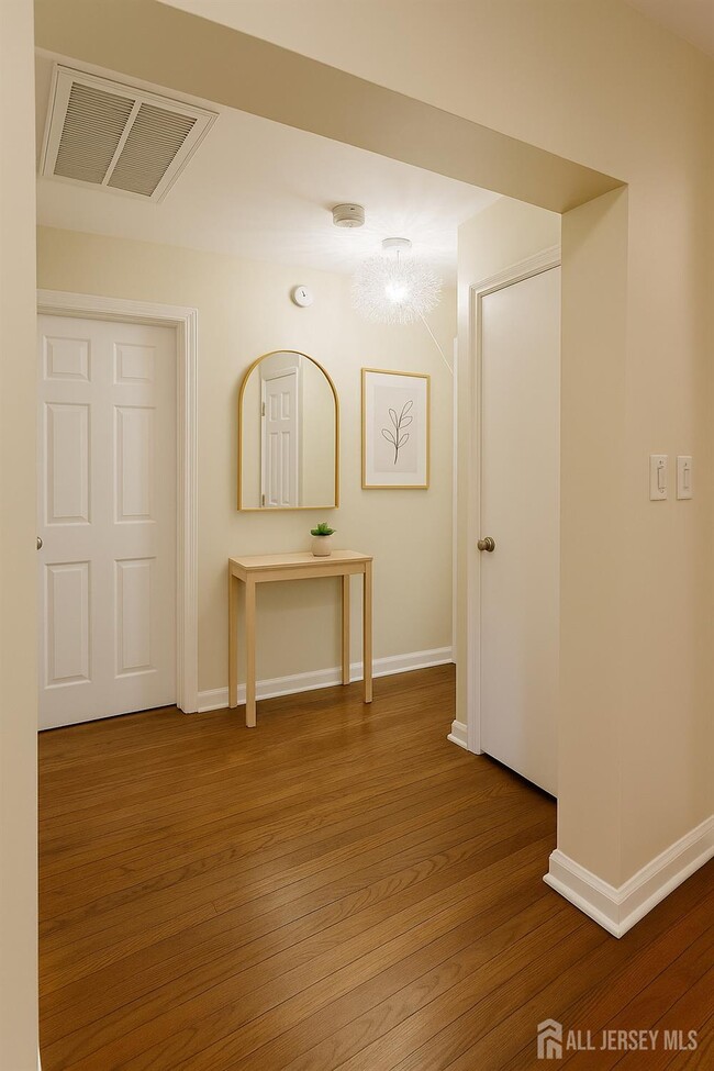 Building Photo - 152 Maple Ave