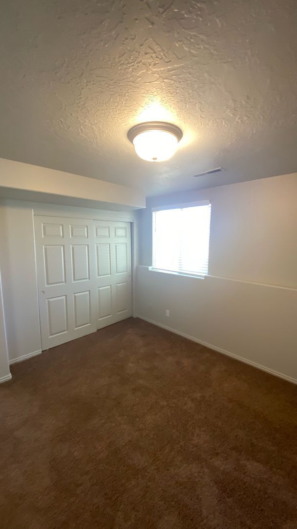 Building Photo - Move in Discount - 3 bedroom, 1 bathroom a...