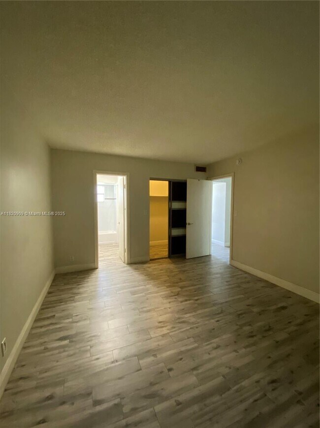 Building Photo - 5181 W Oakland Park Blvd