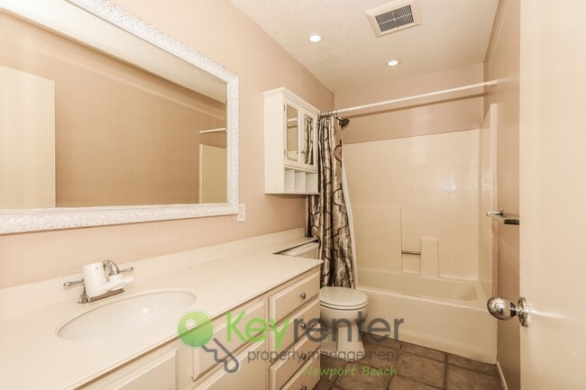 Building Photo - Beautiful Mission Viejo Townhome - Highland Park Community