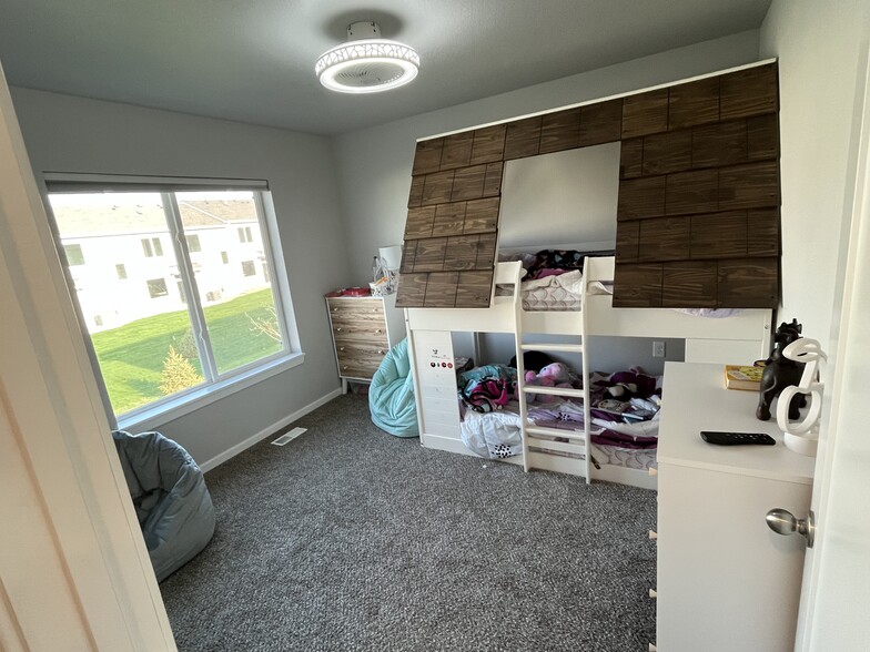 Spacious rooms - 225 NW Greenwood Pl