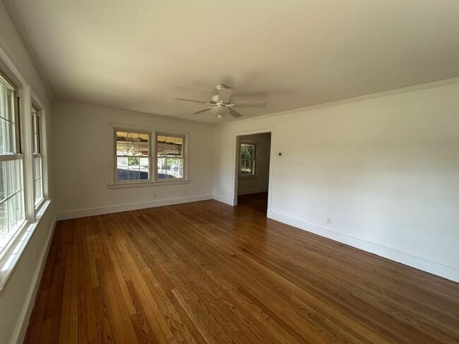 Building Photo - 203 Oak Leaf Dr