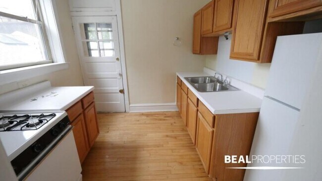 Building Photo - 1 bedroom in CHICAGO IL 60657